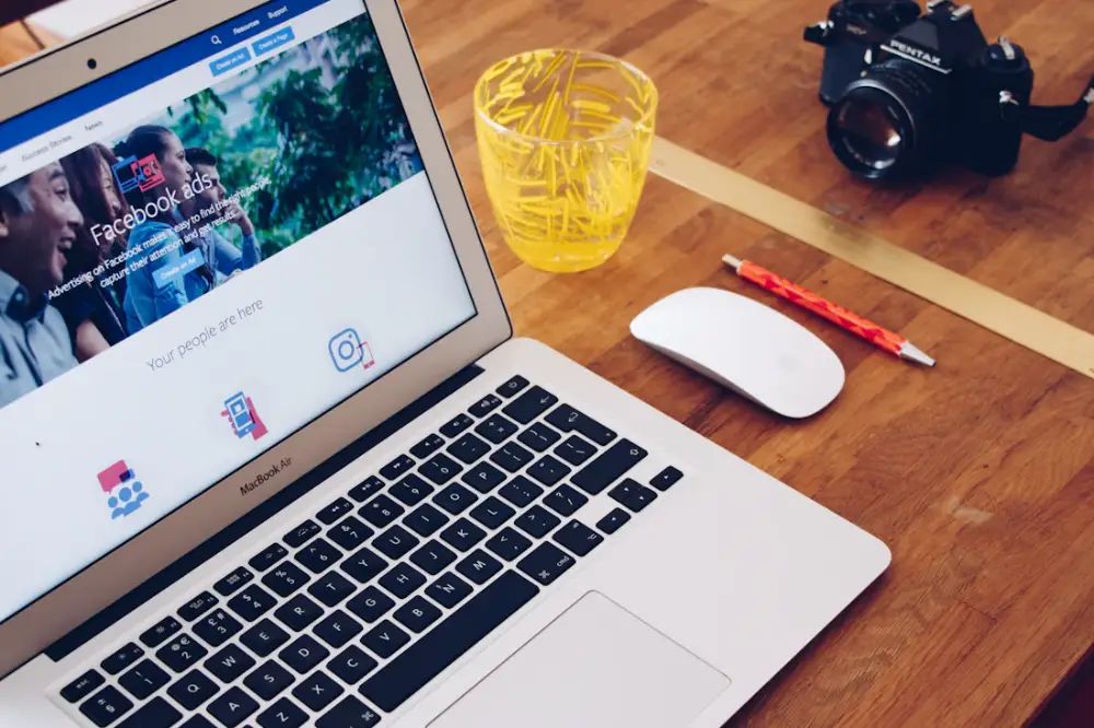 Laptop on a desk while choosing the best AI digital marketing expert in North Chennai